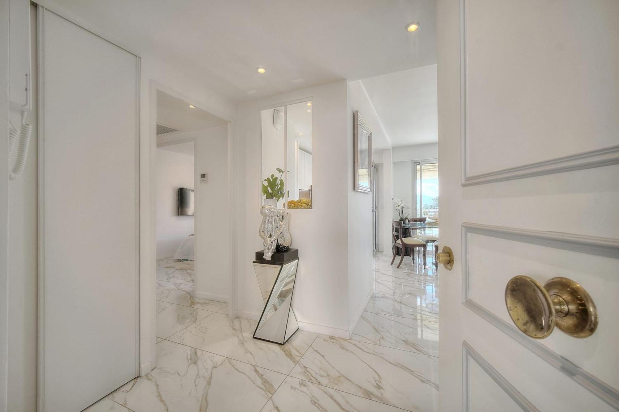 Somptuous 2 Bedroom Fully Renovated With Panoramic Sea View Appartement