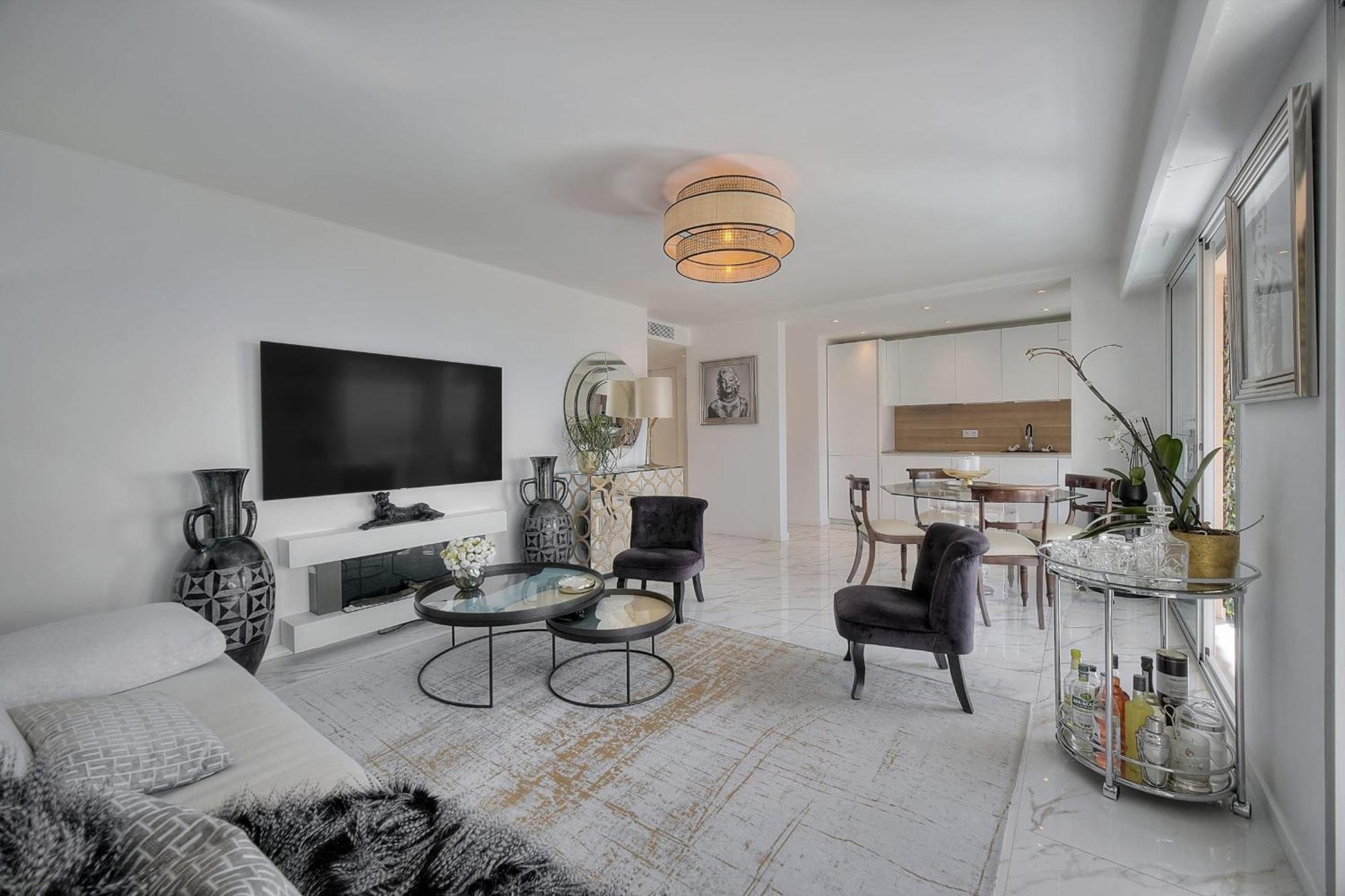 Somptuous 2 Bedroom Fully Renovated With Panoramic Sea View