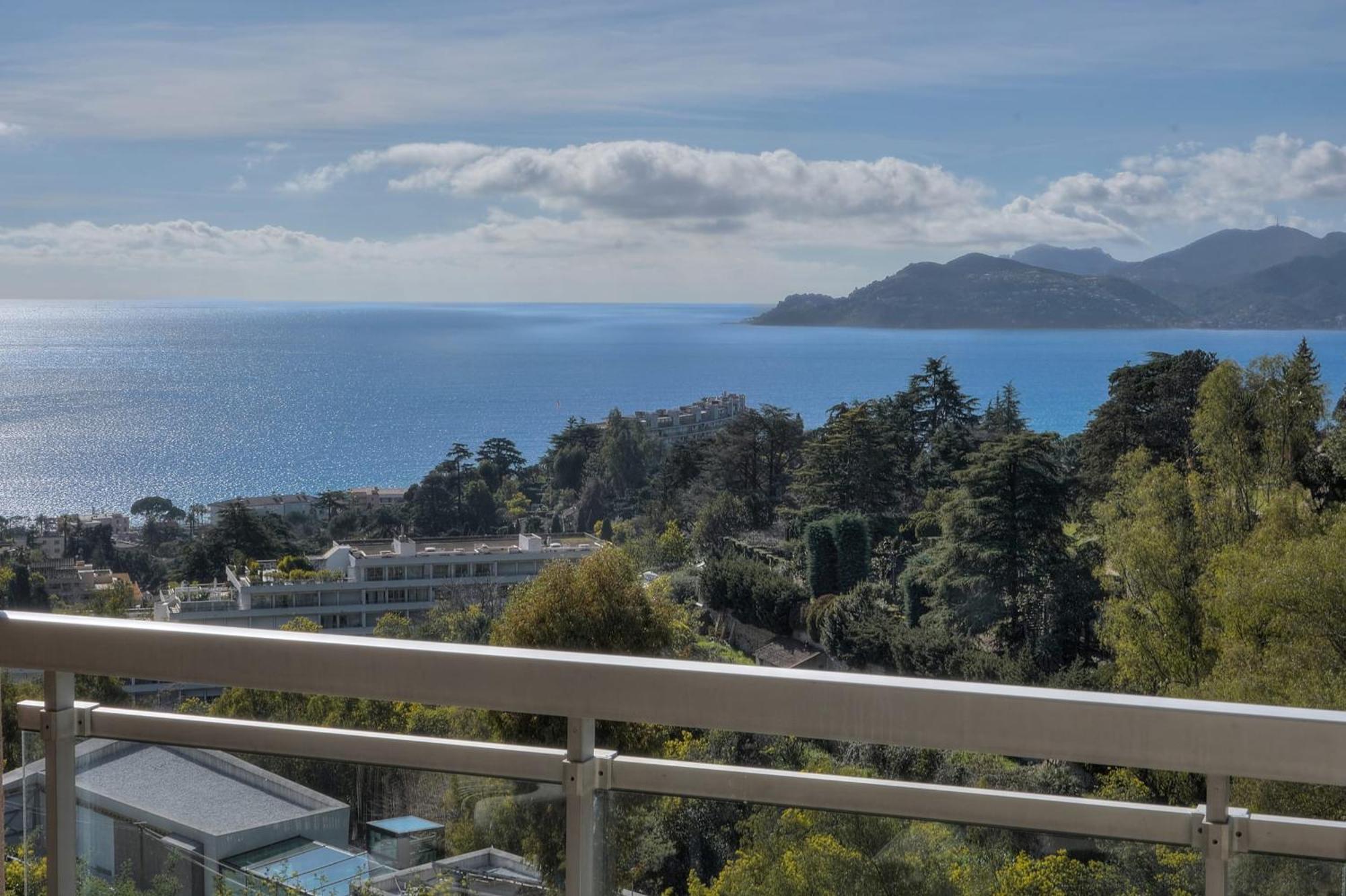 Somptuous 2 Bedroom Fully Renovated With Panoramic Sea View Appartement *