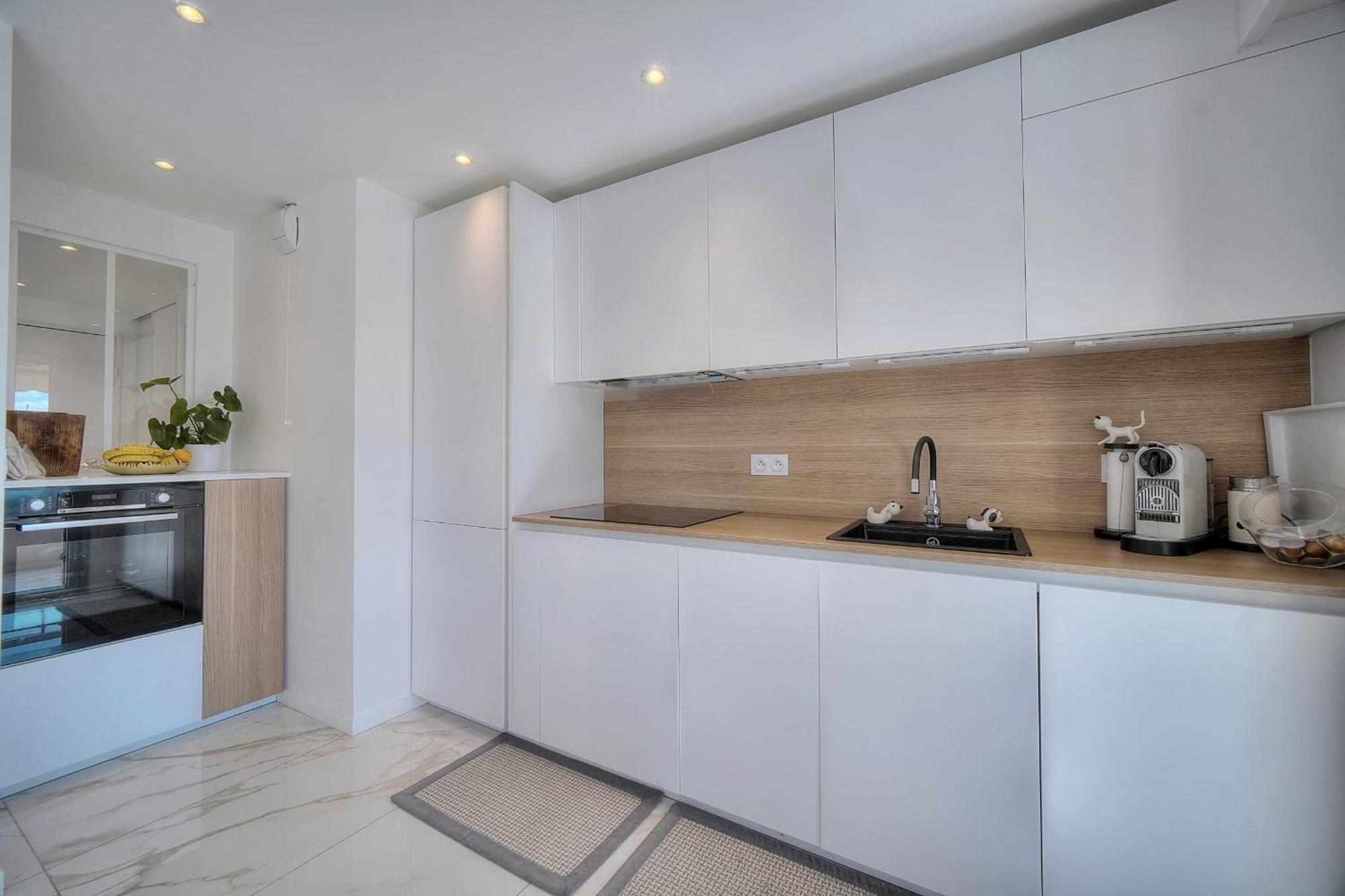Somptuous 2 Bedroom Fully Renovated With Panoramic Sea View Appartement