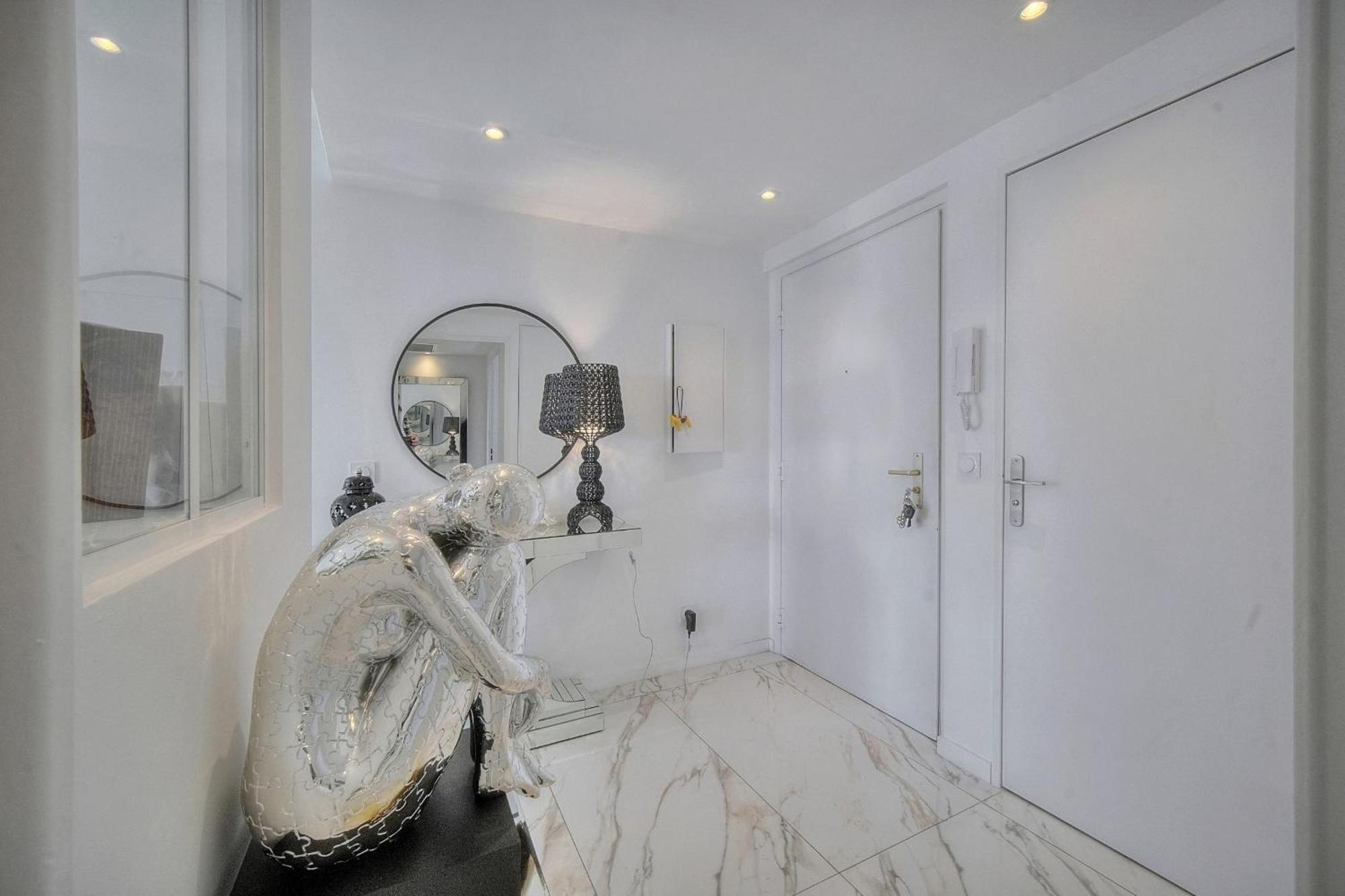 Somptuous 2 Bedroom Fully Renovated With Panoramic Sea View *