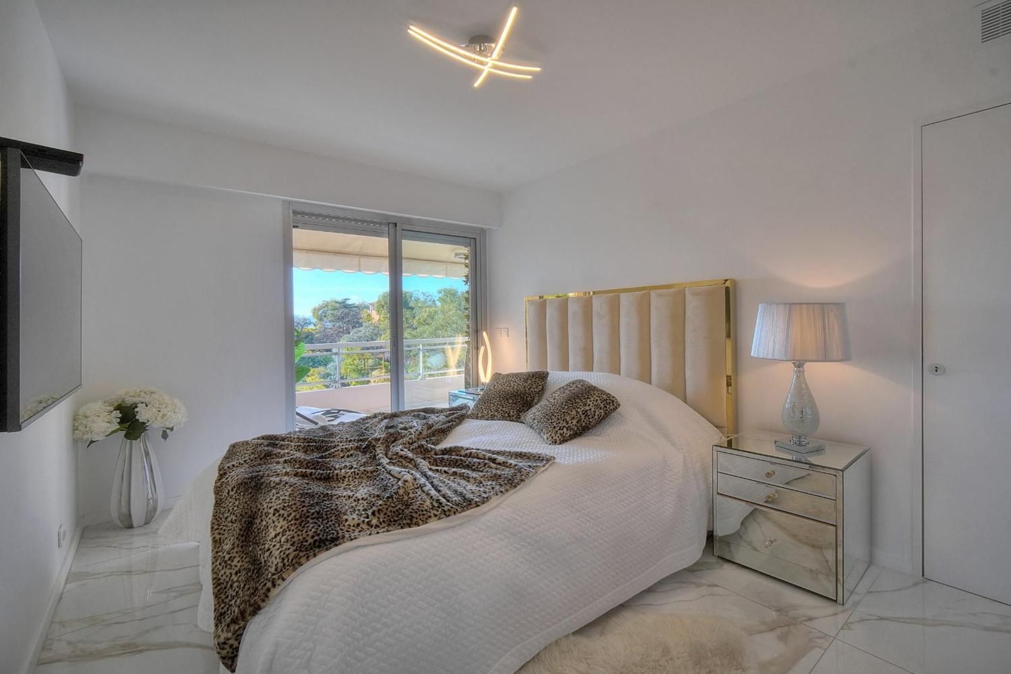 Somptuous 2 Bedroom Fully Renovated With Panoramic Sea View Appartement