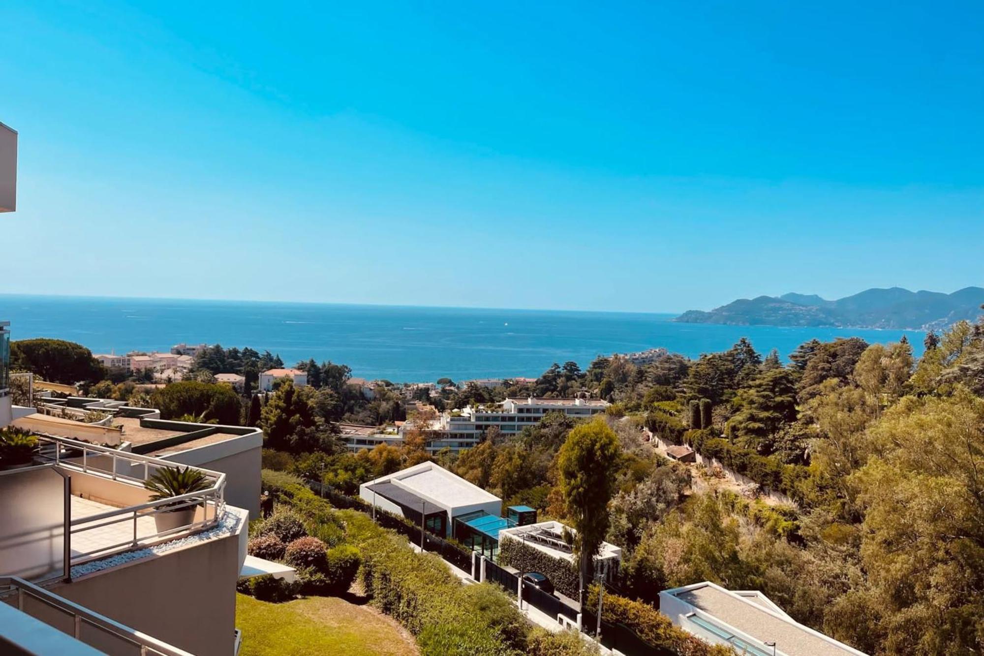 Somptuous 2 Bedroom Fully Renovated With Panoramic Sea View Appartement Cannes
